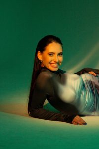 Anna Wings розкриває нові горизонти з “Забери мене з собою”