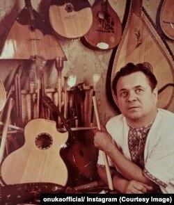 Дідусь Нати Жижченко, майстер народних інструментів та музикант Олександр Шльончик