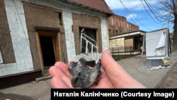 Уламок від снаряду на центральній вулиці Білопілля. Я відвезла цей уламок в Брюссель і речник Європейської комісії Пітер Стано показував його депутатам Європарламенту