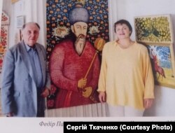 Федір Панко і Леся Степовичка. На ювілейній виставці художника Федора Панка. Художній комбінат, Петриківка, 2004 рік