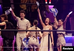 Ізраїльська команда та співачка Еден Голан під час другого півфіналу «Євробачення», 9 травня 2024 року