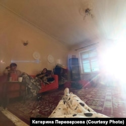 «Ми налили вина, лягли на мішках на килимі, просто пили вино і слухали музику»