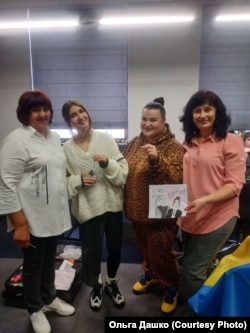 Учасниці Євробачення-2024 Alyona Alyona і Jerry Heil з вчительками школи Великої Костромки