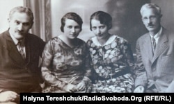 Іван Крип'якевич (перший праворуч) серед викладачів гімназії в Жовкві, 1932 рік