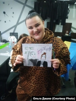 Alyona Alyona з подарунком з Великої Костромки