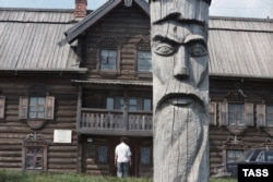 Республіка Карелія (суб'єкт Російської Федерації), що входить до складу Північно-Західного федерального округу. На світлині: Вепський етнографічний музей у селі Шолтозеро, 1992 рік