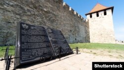 Пам'ятний знак на честь 300-річчя першої Конституції України Пилипа Орлика, встановлений у 2010 році на території воєнно-історичного меморіального комплексу «Бендерська фортеця» в місті Бендери (Молдова, Придністров’я)