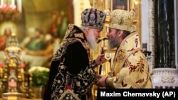 Московський патріарх Кирило (Володимир Гундяєв), ліворуч, і очільник УПЦ (Московського патріархату) митрополит Онуфрій (Орест Березовський) під час війни Росії проти України. Москва, 1 лютого 2015 року