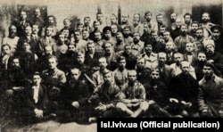 Делегати ІІІ Українського Далекосхідного з'їзду. Хабаровськ, 7–12 квітня 1918 року. Посередині сидить голова з'їзду Юрій Глушко-Мова (у кубанському костюмі та в козацькій шапці)
