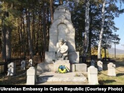 Лада в Под’єштєді (Lada v Podještědí, до 1946 р. Яблонне в Под’єштєді) - пам’ятник бійцям Гірської бригади УГА