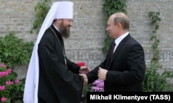 Керуючий справами УПЦ (МП), митрополит Антоній (Іван Паканич) і президент Росії Володимир Путін перед початком зустрічі із членами синоду УПЦ (МП). Київ, 27 липня 2013 року