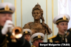 Окупований Росією Крим. Бюст російської імператриці Катерини ІІ під час відкриття Катерининського залу в Будинку офіцерів Севастополя в рамках святкування 237-річчя від дня утворення Чорноморського флоту Росії, 2020 рік