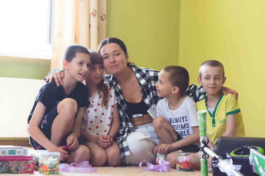 Експертка Юлія Бєляєва разом з учнями придбали багатодітним сім'ям з прифронтової території вже другий будинок за понад 2 000 000 гривень