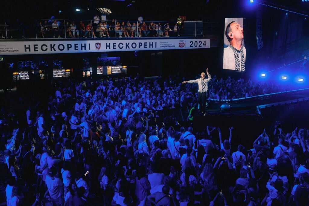 Рок-артисти Марта Липчей, гурти “Друга Ріка” та KOZAK SYSTEM зіграли фінальний концерт цьогорічного благодійного туру “Нескорені” у Києві