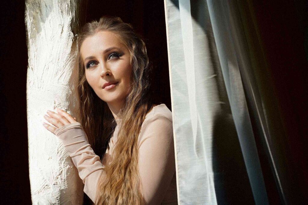 Співачка Yuliya Lutsenko презентує новий трек про незламний дух українських жінок