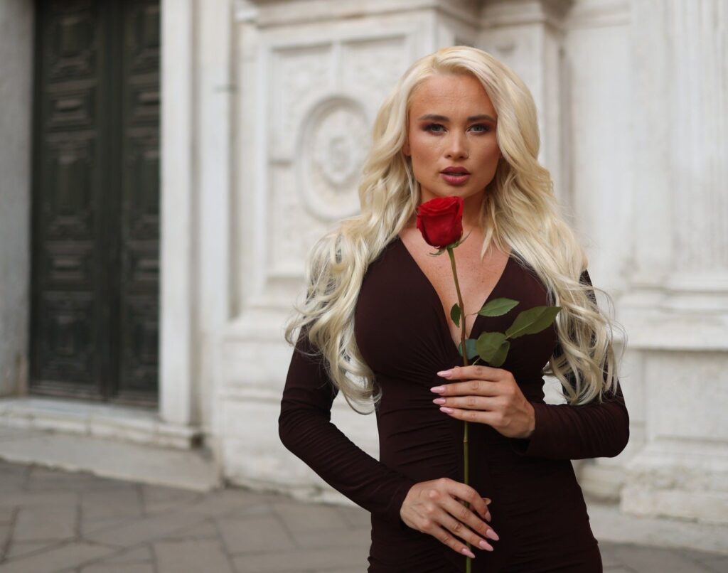 Angela — «Троянда»: хіт про те, як кохання змушує стати сильнішою