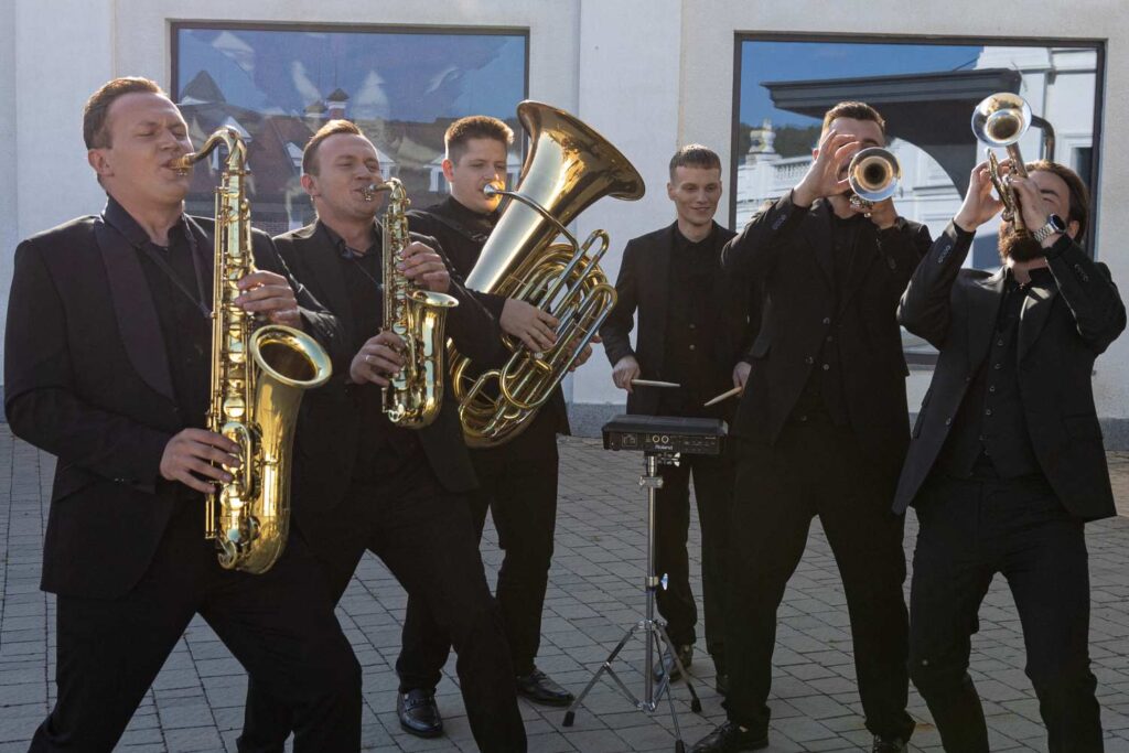 Гурт ДикоBrass презентує авторський  трек з балканськими мотивами