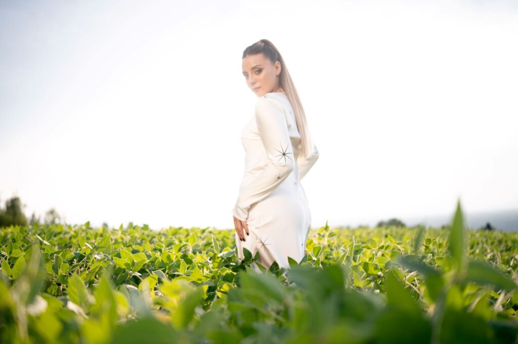 Соня Ориняк розповіла деталі зйомок нової музичної роботи «Знову одна»