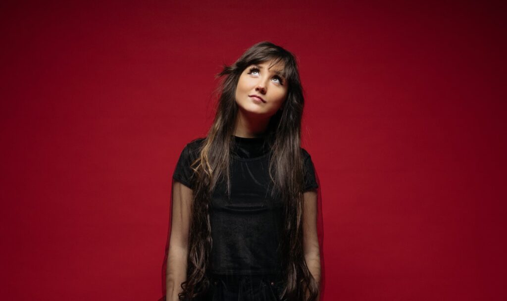 VICTORIA NIRO презентує пісню «Ворожка» — глибоку історію про пошуки любові й віри в себе