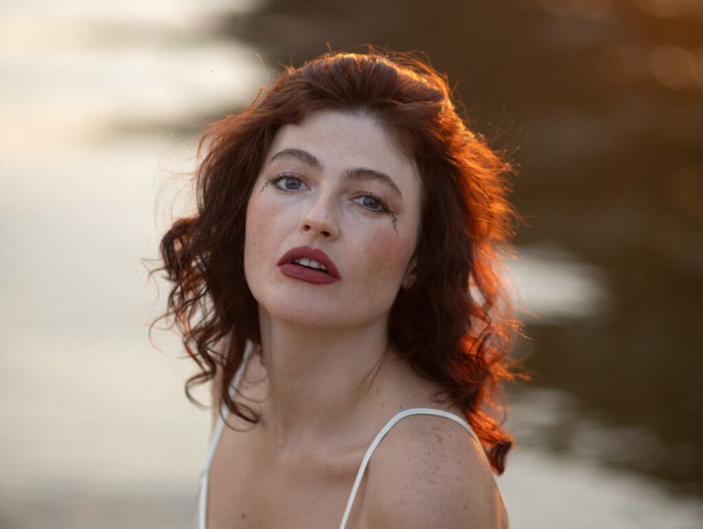 Коли любов — це спогад, а не план: Alexandra Malatskovska випускає акустичний сингл “Australia” про закоханість без продовження