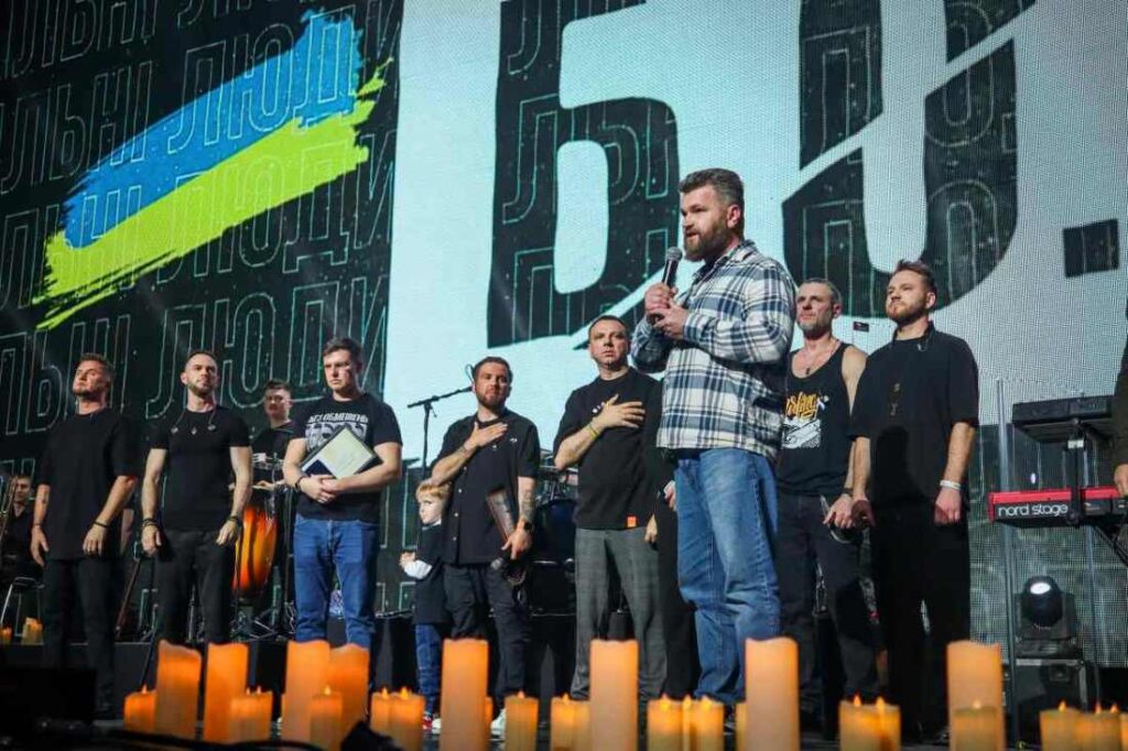 ДВА АНШЛАГИ ПОСПІЛЬ У ПАЛАЦІ СПОРТУ: чим дивував гурт БЕЗ ОБМЕЖЕНЬ на київських концертах
