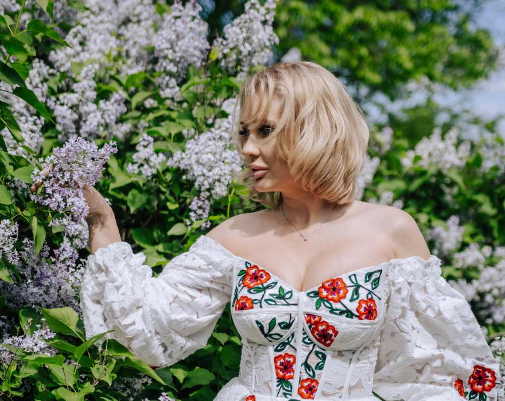 Пісня-надія: українська співачка AVERINA презентує нову композицію «Небо»