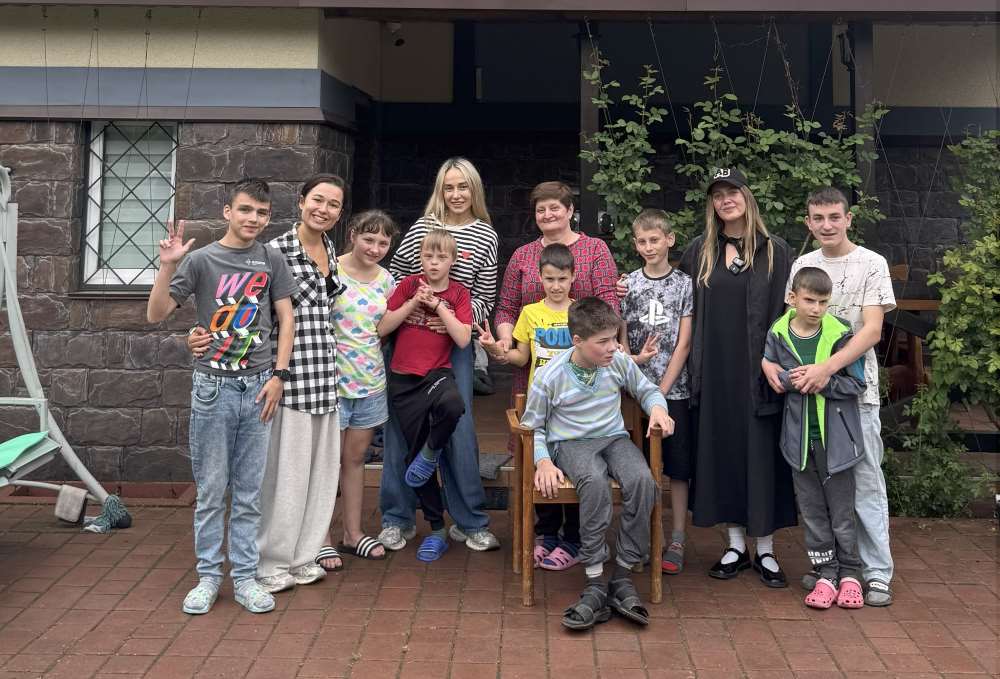 KOLA підтримала благодійний проєкт Юлі Бєляєвої для дітей з дитячого будинку сімейного типу, які втратили свій дім через війну