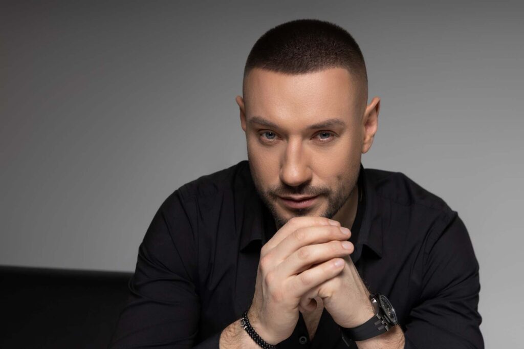 Пісня-обійми для всіх жінок "Не плач" від Андрія Кравченка