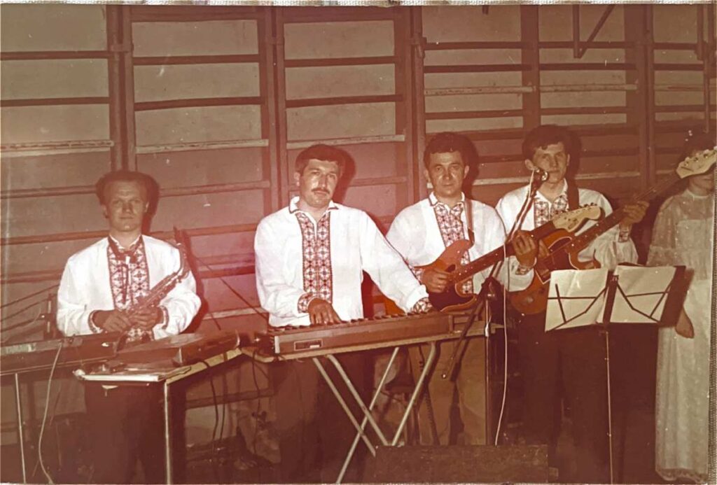 Відомий лікар-рентгенолог випустив з гуртом альбом народних пісень для допомоги ЗСУ