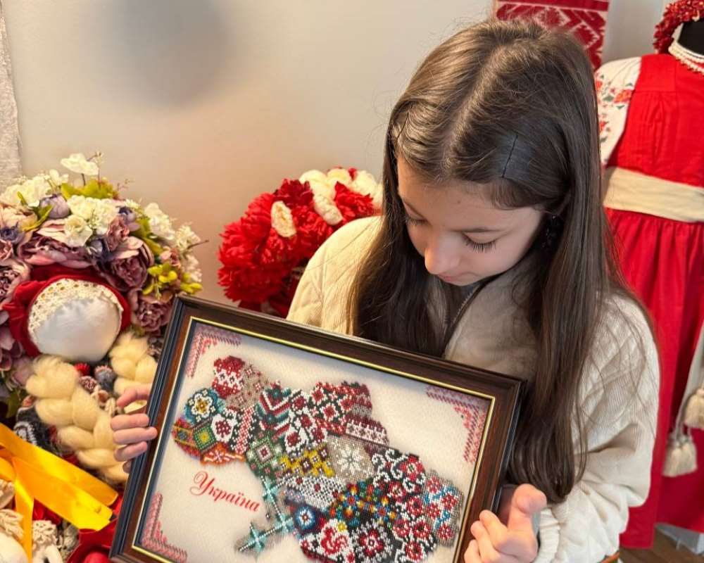 У центрі «ЦІННОСТІ» з’явилася унікальна бісерна карта України, створена 11-річною донькою військового
