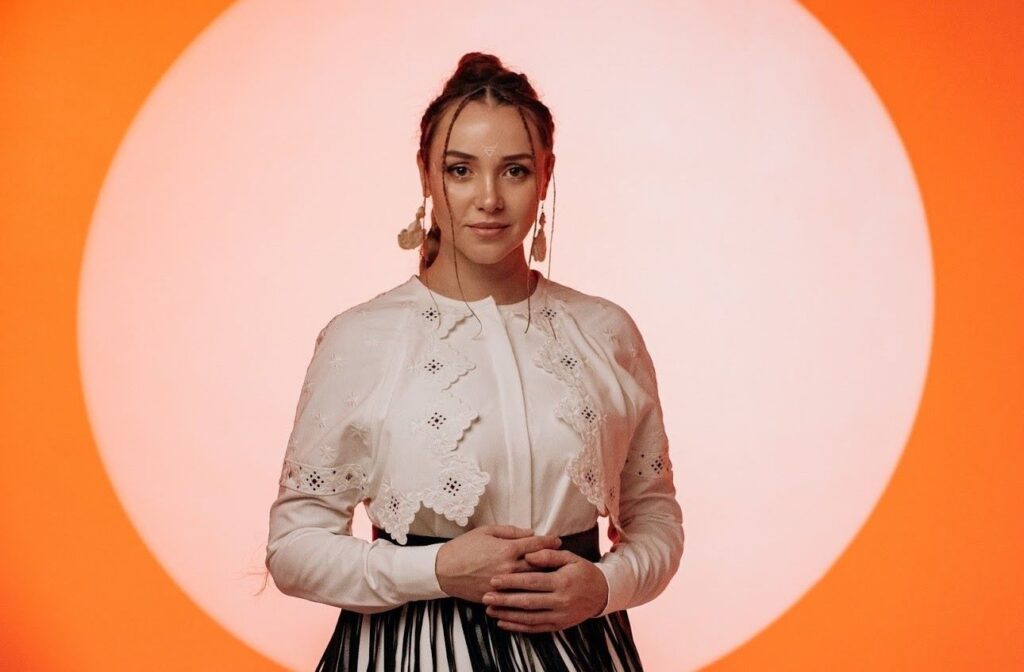 SANNA презентує пісню, яку проспівала серцем: «Навчіть мене, тату»