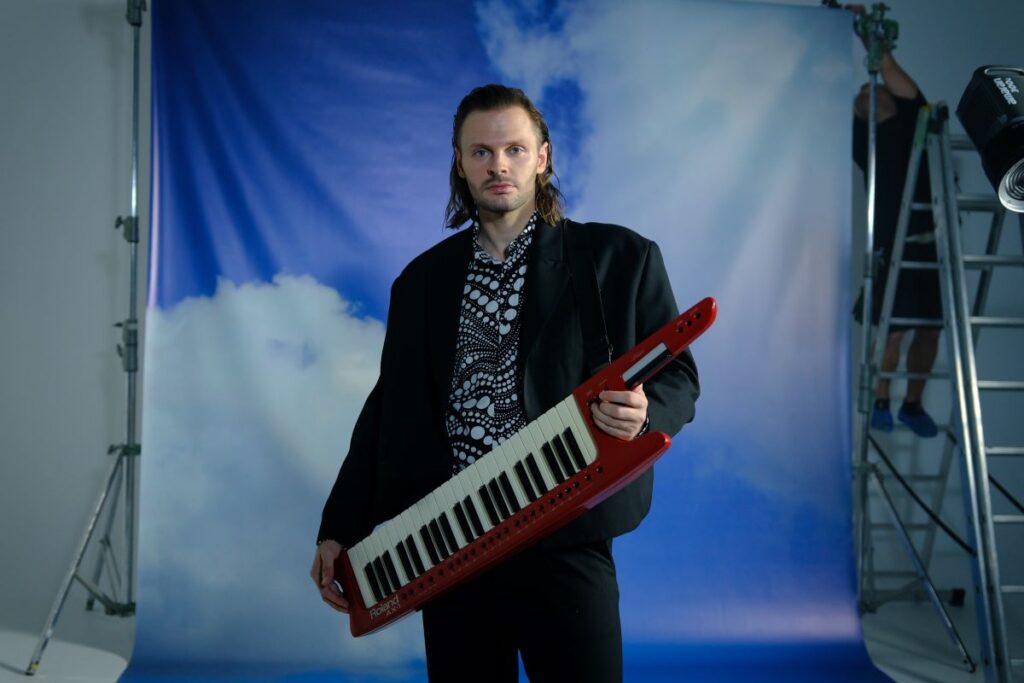 Синті-поп і відлуння «Рани»: CHEEV представив нову пісню