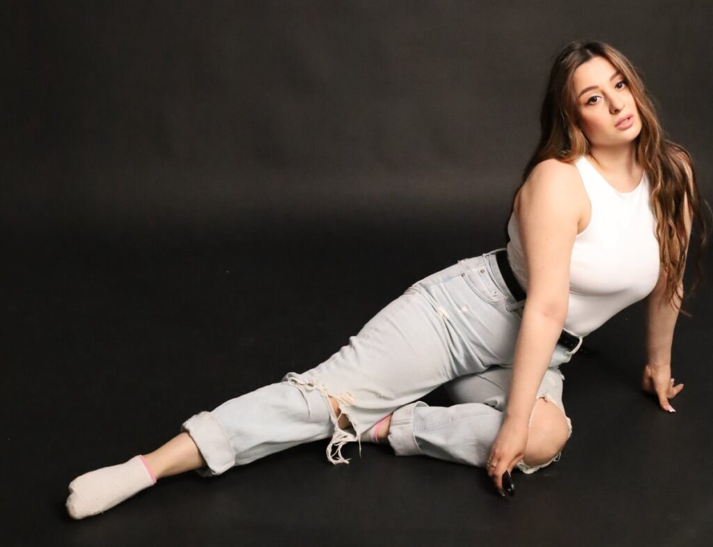 Співачка Nadin презентувала дебютний трек, котрий здатний затамувати подих вже від першого рядка слів