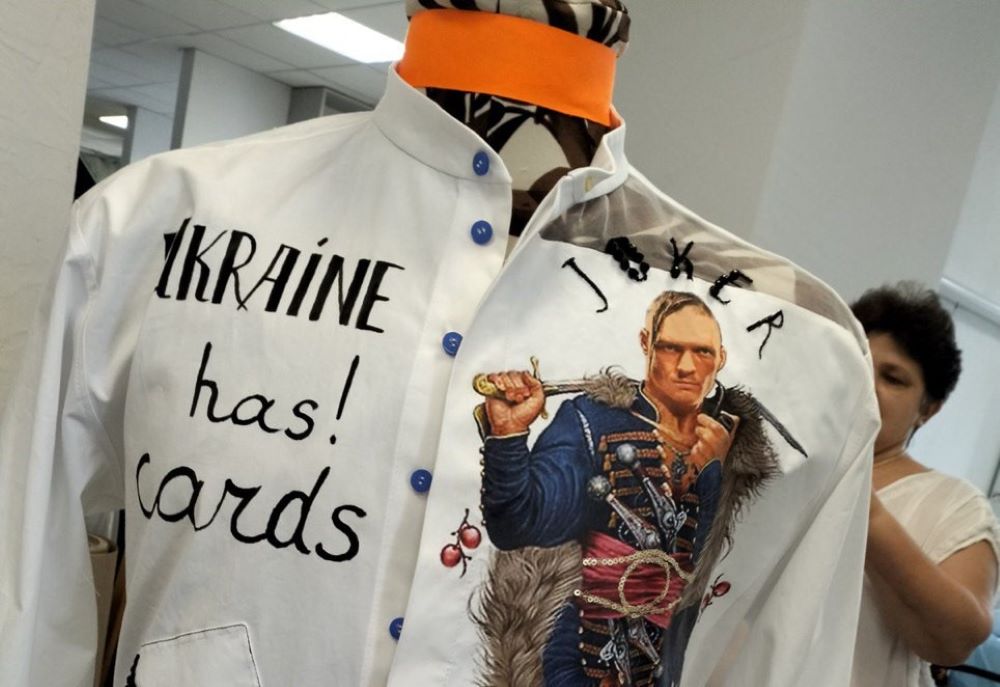 «Україна має карти!»: Усику перед боєм в Лондоні подарували унікальну вишиванку