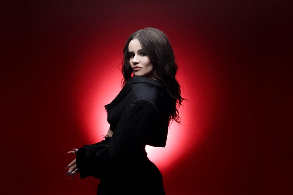 «Я говорю тихо, щоб заявити гучно»: SOWA загадково натякнула на новий етап у творчості