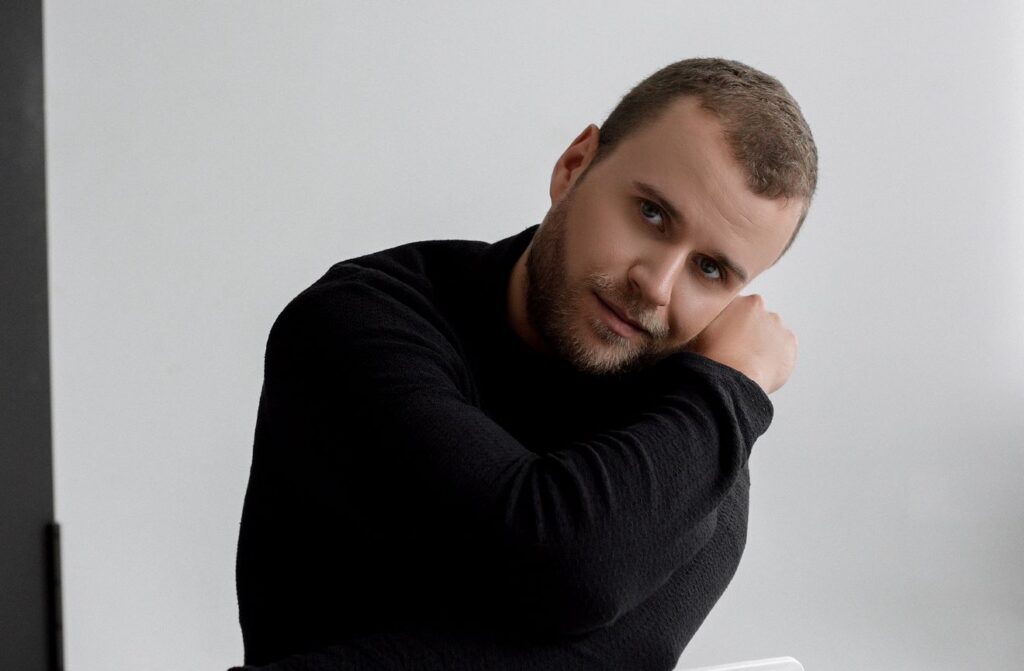 Влад Гнатовський презентує пісню-історію “Ще трохи” про закоханих, що здатні зупинити час заради почуттів