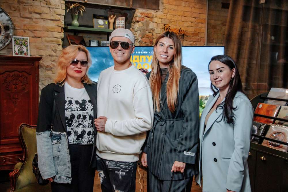 «Відпустка наосліп» з екранів  у книжкові полиці: у Києві презентували роман за кінохітом