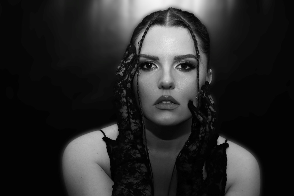 «Пісня про емоції, які живуть всередині»: Катерина Малицька премʼєрить авторську пісню