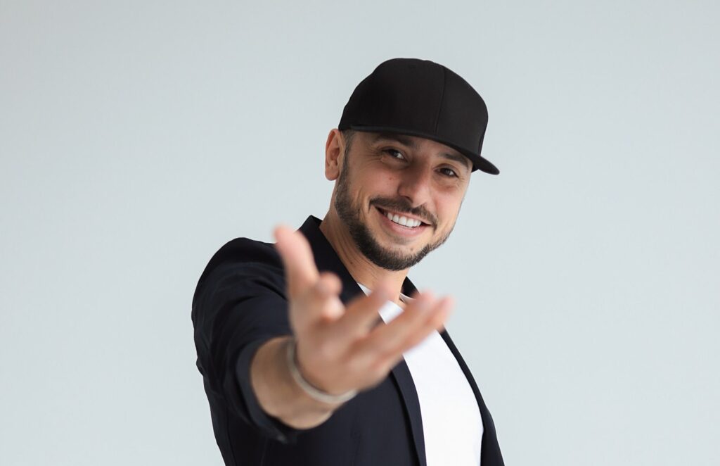 Побачив і здурів: Сергій Мироненко презентує пісню “Дай мені знак”