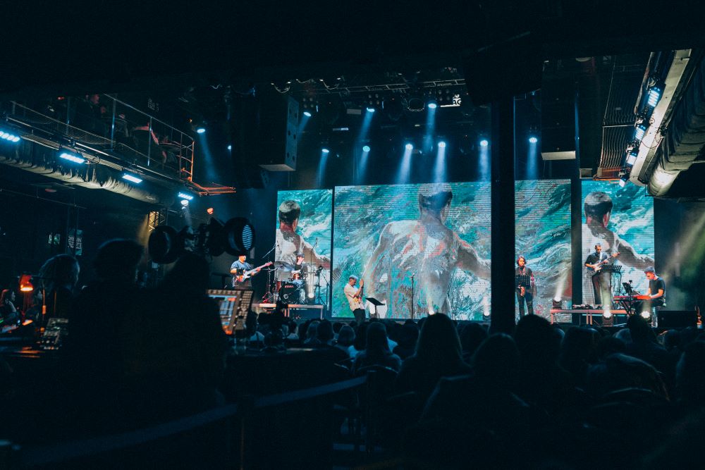 Коли мистецтво тримає стрій: гурт «Фіолет» поєднав джаз, живопис і технології у великому сольнику