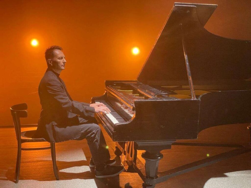 Тарас Курчик повертає до життя легендарний хіт «Явір і яворина» у новому звучанні