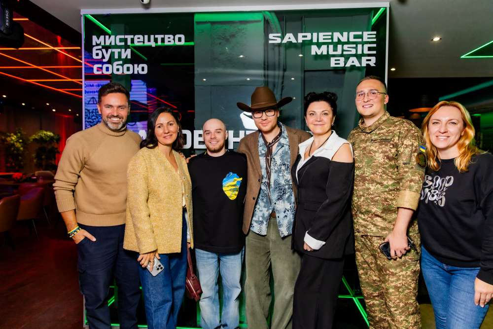 «Читай серцем»: зірка шоу «Холостяк», олімпійський чемпіон та мама української моди зачитали вірші