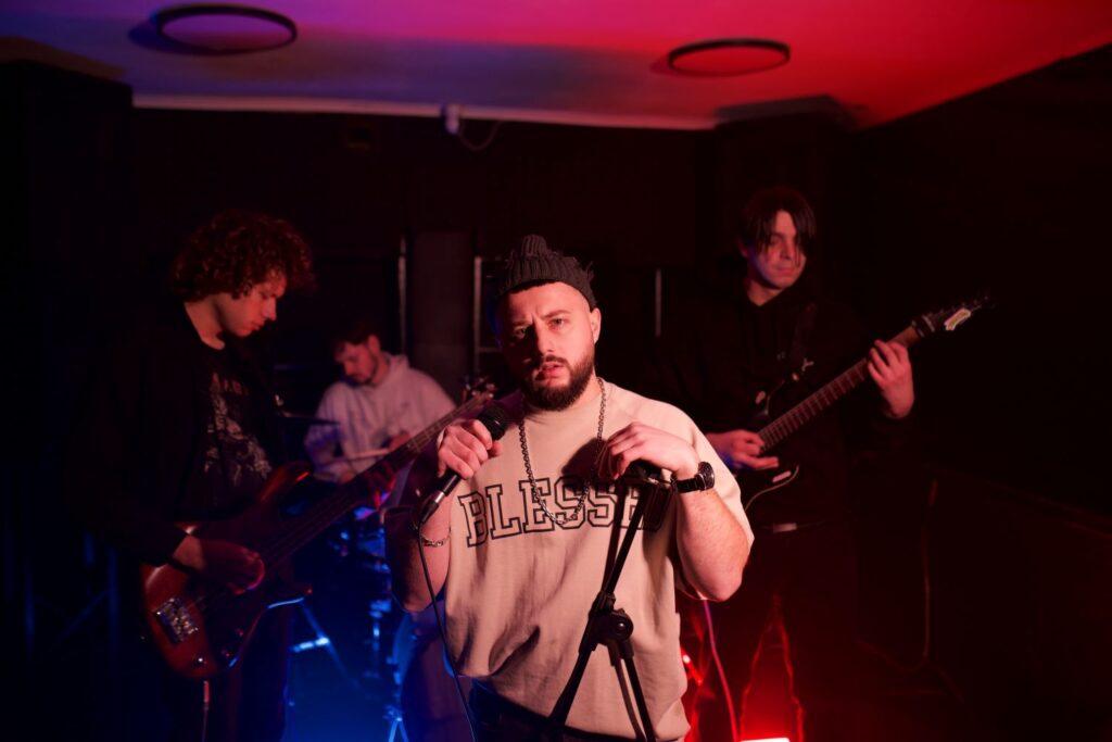 MoNaKiss випускає pop punk rock сингл «Мудак» — пісню про руйнування ілюзій у стосунках