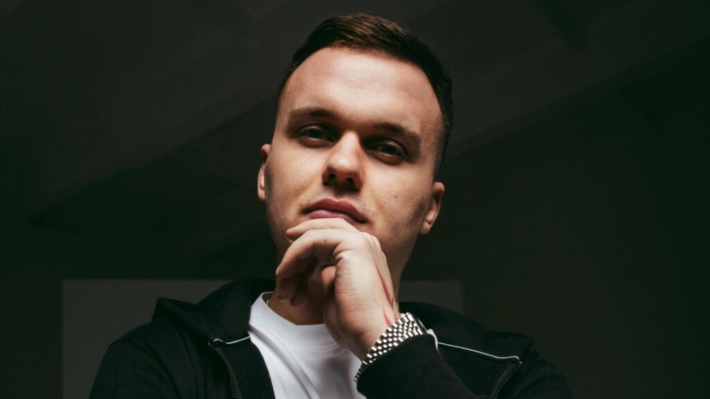 Блогер і співак MARSIK випустив трек «Незалежна мала» – про незалежність, кохання і теплі обійми