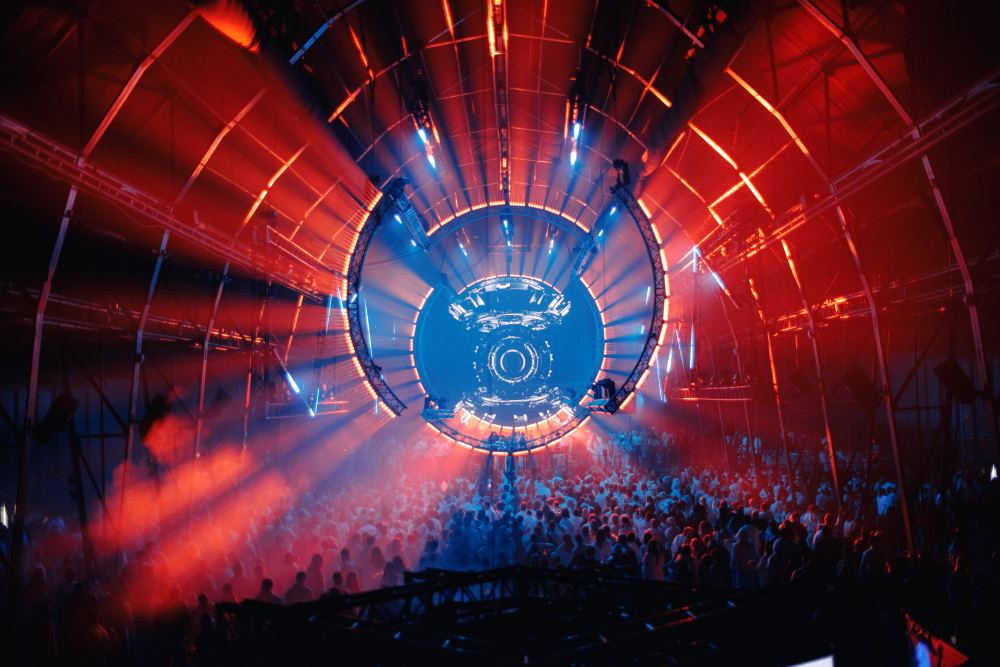 Тисячі людей у білому і світова премʼєра: як пройшов «ІНТЕРСТЕЛЛАР АКТ І: Місяць» у Києві