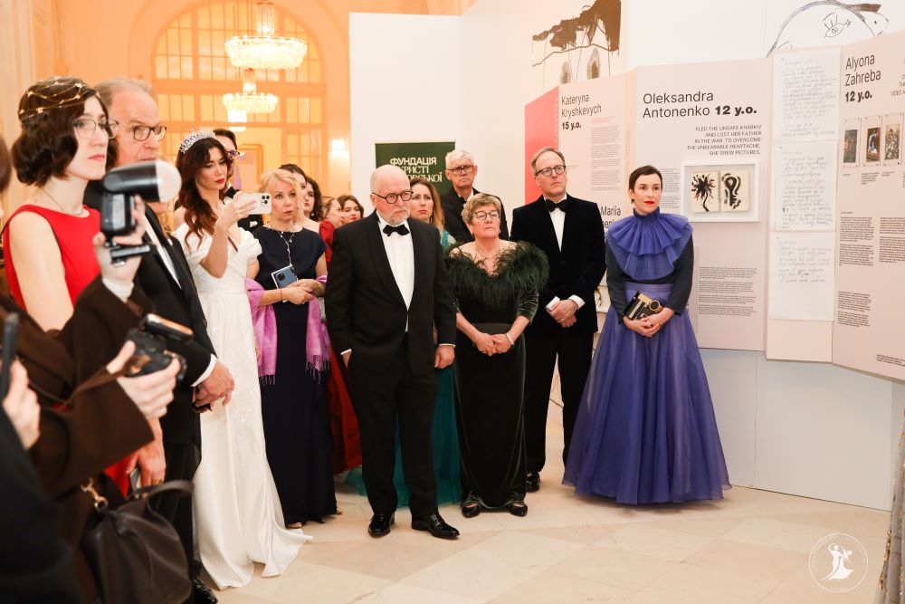 Історичний Український бал уперше відбувся у Віденському палаці Гофбург, де виставка War Diaries дала голос українським дітям війни