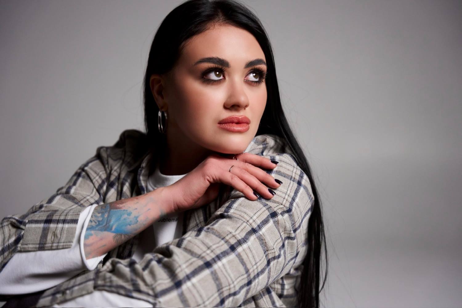 Коли пошук починається із себе: YASENSOVA представила трек“Нірвана”