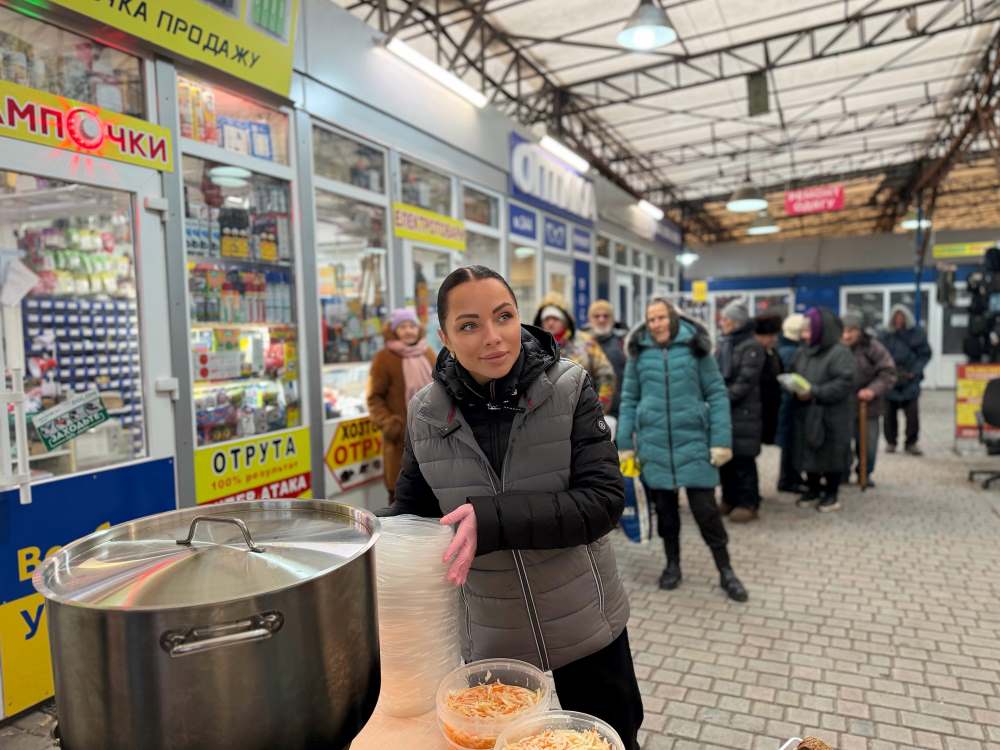 Співачка Ольга Старовойт щодня безкоштовно роздає гарячі обіди