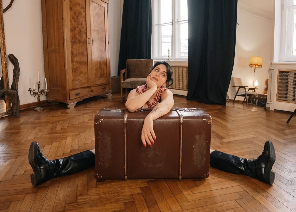 Прем’єра від української співачки Anastasiia Lark: пісня «Чи день чи 2» про втрачений дім і пошук дороги вперед