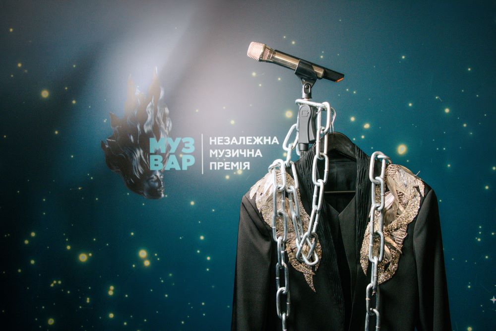 Протест на червоній доріжці: MÉLOVIN привернув увагу перформансом із ланцюгами